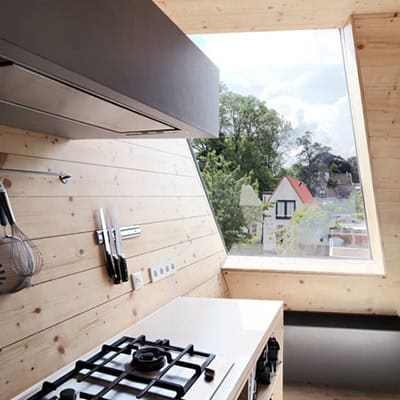 Houten keuken met uitzicht